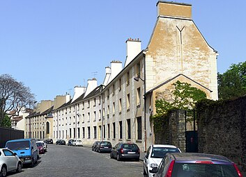 La manufacture avec la chapelle sur la rue Berbier-du-Mets.