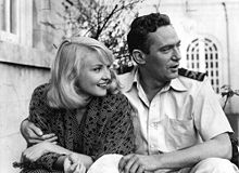 Peter Finch con Diane Cilento en 1954, en a filmación d'a pelicula Passage Home.