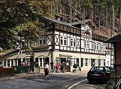 Gasthaus am Lichtenhainer Wasserfall (erbaut 1852/1853) im Elbsandsteingebirge