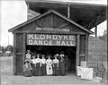 1909年のKlondike Dance Hall & Saloon、ワシントン州シアトル。