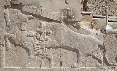 Bajorrelieve en Persépolis -un símbolo en el zoroastrismo para Nowruz— toro que lucha eternamente (personificando a la Luna), y un león (personificando al Sol) que representa la primavera