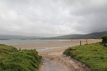 Entrance to Béal Bán Strand, Ard na Caithne.