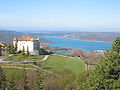 Der Lac de Sainte-Croix mit dem Schloss von Aiguines