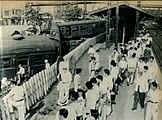 三鷹事件の現場を三鷹駅ホームから見る人々（1949年7月）