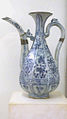 Jarro. China Meridional, Jiangxi, Jingdezhen. Dinastía Yuan, circa 1335. Porcelana blanca con decoración floral en azul cobalto encubierto. Museo Guimet.