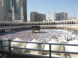 Masjidilharam dan Ka'bah (tengah) di wilayah Makkah, Hijaz. Makkah adalah tempat kelahiran Nabi Islam Muhammad dan kota suci utama umat Islam.