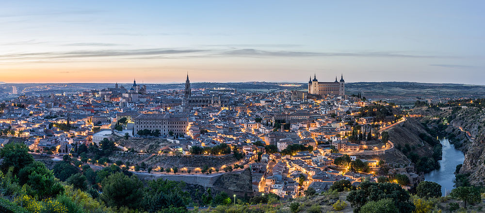 Pohled na Toledo z druhého břehu Taja. Vpravo Alcázar, uprostřed katedrála a před ní nemocnice.