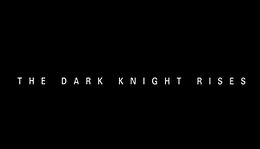 Sur un fond noir, les mots "THE DARK KNIGHT RISES" en capitales blanches.