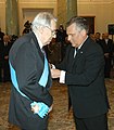 Prezydent Aleksander Kwaśniewski (noszący rozetkę Orderu Orła Białego) odznacza Wiesława Chrzanowskiego (2005).