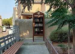 La boite à livres située dans le square à côté de l'église.