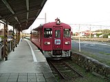 くりはら田園鉄道線の列車。右手奥にJR線のホームが写る（2004年9月）