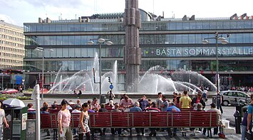 Soltorget vid Sergels torg och Sergelfontänen, vy mot syd. På vänstra bilden från 1968 saknas Kulturhuset och glasobelisken. Högra bilden är tagen från samma punkt sommaren 2010.