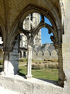 Cloître gothique, vue sur l'église.