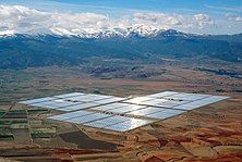 位於西班牙的安達索爾太陽能電站，是一座裝置容量150百萬瓦的商業型拋物槽式太陽能集熱器（英语：parabolic trough）發電系統。安達索爾電站利用熔融鹽罐儲存太陽熱能，在日落後仍能持續發電。