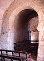 Arc de ferradura a l'interior de l'església preromànica de Sant Julià de Boada