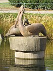 Sousoší pelikánů od Jiřího Černocha v jezírku parku u ulice Taussigova v Praze