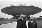 Frits Philips och Henk van Riemsdijk framför Evoluon i Eindhoven.