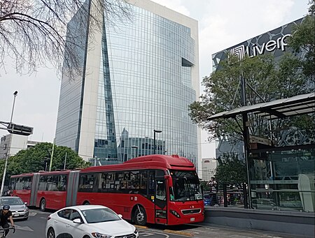 Metrobús llegando a estación Insurgentes Sur