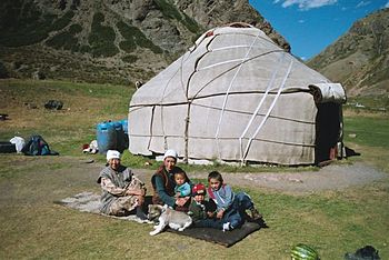 Kirgizia familio antaŭ jurto, tradicia loĝejo