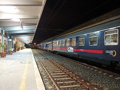 L'interCity 1956 composto dalle carrozze FS UIC-X a cuccette, revampizzate, stazione di Acireale, 10 ottobre 2020.