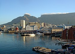 La V&A Waterfront en Kaburbo, dorse al Tablomonto kun karakteriza tablotuko.