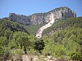 Esllavissada al Puig d'Alcadena, Alaró, Mallorca. S'aprecia molt bé el punt de partida i el d'arribada del material mobilitzat.