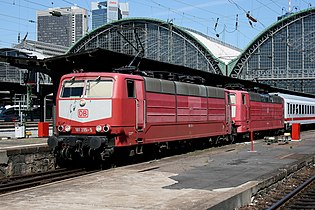 181 215 und 181 224 (orientrot mit weißem Lätzchen) in Frankfurt (Main) Hbf (2007)