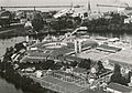 Trøndelagsutstillingen 1930 på Nidarø med midlertidig gangbru til Ilen kirke og fiskeriutstilinga på Skansen. Foto: Trondheim byarkiv