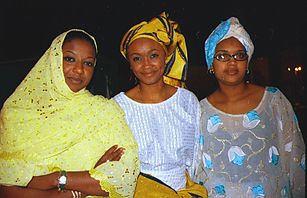 Femmes nigérianes peuls haoussa, portant des vêtements traditionnels