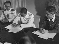 קצין מחיל הים היפני חותם על הסכם הכניעה מטעם כוחות הצבא היפניים בפננג על סיפונה של האונייה הבריטית "נלסון" ב-2 בספטמבר 1945. פננג שוחררה ביום שלמחרת על ידי חיל הנחתים המלכותי.