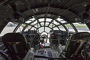 B-29のコックピット。機長席および副操縦士席の前（画像奥側）、ガラス張りの機首の最先端部が爆撃手席。
