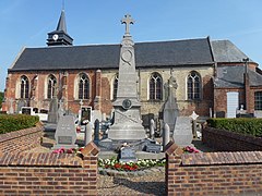 Église et monument aux morts.