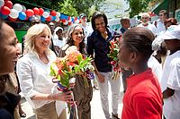 Sina Biden at Michelle Obama ay kasama ng unang ginang ng Haitian Elisabeth Delatour Préval sa Port-au-Prince, tatlong buwan pagkatapos ng nagwawasak 2010 Haiti na lindol