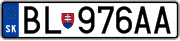 欧州の自動車登録プレートは左側に欧州旗のマークが入った青い帯と、その自動車が登録されている加盟国の国番号で構成されている(写真はスロバキア版）