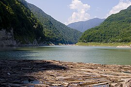 Le lac Amtkeli (district de Goulrypchi), formé en 1891 à la suite d'un tremblement de terre.