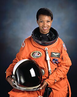 L'astronaute américaine Mae Jemison en juillet 1992, avant la mission STS-47 de la navette spatiale Endeavour. (définition réelle 6 204 × 7 755)