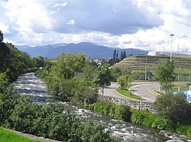 Blick über den Fluss Tomebamba auf Pumapunku