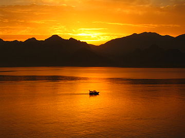 Antalya'dan gün batımı ve batıdaki dağlar