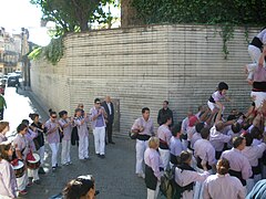 Interpretant el toc de castell amb pilar al balcó. Grallers dels Minyons de Terrassa (2009)