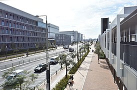 豊洲市場「水産仲卸売場棟」の見学者通路より手前「管理施設棟」と奥「水産卸売場棟」を見る（2018年10月24日撮影）