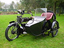 AJS werd in 1920 eigenaar van de Hayward-zijspanfabriek. Dit Model D uit dat jaar is uiteraard van zo'n bakje voorzien.