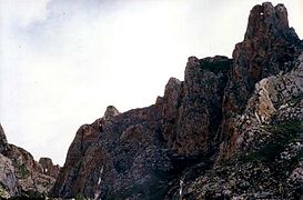 Gesar's arrow holes. (Click to view the holes in the mountains).