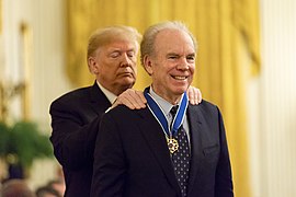 Tổng thống Donald Trump trao huân chương cho Roger Staubach năm 2018.