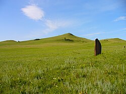 Stepní krajina v Chakasii, v popředí kurgan