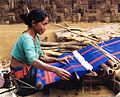 Frau aus Bangladesch beim Weben, Kleiderherstellung war in vielen Kulturen Frauendomäne