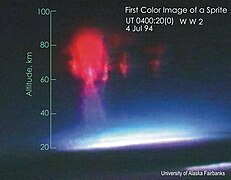 Primera imagen en color de un espectro (NASA/Universidad de Alaska, 1994): el color rojo proviene de las emisiones de nitrógeno fluorescente excitadas por un rayo.