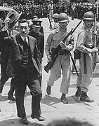 兵庫県神戸市にて、右は武装して警備にあたる米軍憲兵（1947年撮影、満46歳）