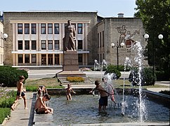 Downtown fountain, Bender