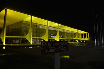 El Palácio do Planalto, lloc de treball oficial del President del Brasil, il·luminat amb llum groga.