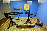 Rekonstruksjoner av antikke, greske og romerske kastevåpen, mekanisk artilleri som ballista, katapulter og gastraphetes («bukbue»),[8] en gresk armbrøst (på veggen bak).